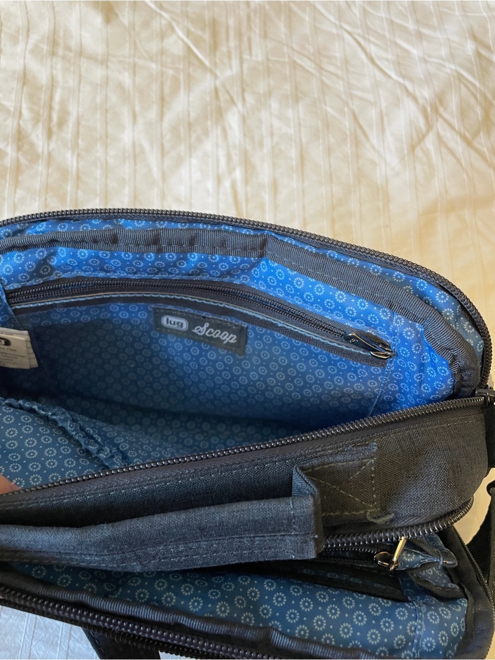 LUG- Scoop Crossbody - Picture 4 of 7
